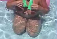 Kelly Divine films en un iPhone en the pool solo para fans