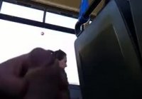 La chica vio como el chico masturbándose con su polla en el autobus   p