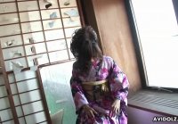 Chica japonesa en kimono Chiaki fluye como una perra mientras empuja su consolador peludo