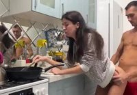 Chica folla en la cocina sin tomar tiempo libre del trabajo