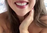 Chica con piercing muestra su coño