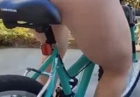 Fóllate tu coño con una bicicleta