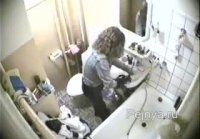 Los chicos instalaron una cámara oculta en el baño