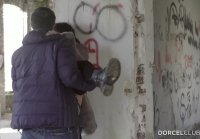 Atrayendo a chica para fuck in un lugar abandonado