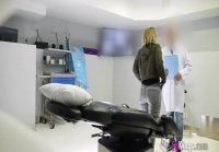 El doctor se folla a su paciente mientras su marido está afuera