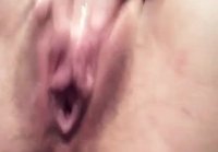 Masturbating her pussy on cam