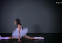 Seductive Petino svetti ass and pussy in ballet