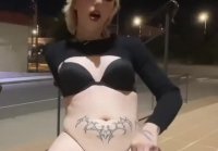 Brave Sissy bitch salió con tal un fucking outfit