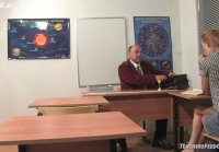 chico de astronomía y estudiante follan en clase