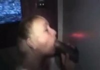 Esposa en el gloryhole atrapó a un oponente digno