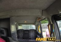 FakeTaxi Morena con gafas paga la