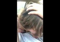 Slut sucks in car