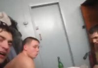 Chicos relajándose en la casa de baños