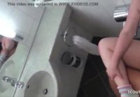 Follar a una mujer grande en el baño