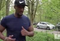 Aldo se tape un jogger dans les bois