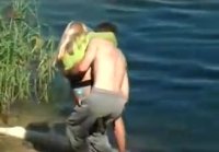 CON una rusa en el   río vídeo porno