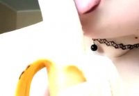 Entonces él da mamada así esa banana cam