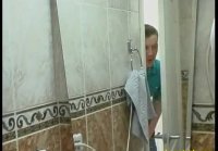 Chico follando madre gorda en el baño