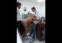 Esposa Latina Comendo no Trabalho Enquanto Marido Vê