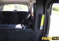 Taxi Falso Sexy Dama tailandesa con labios perforados