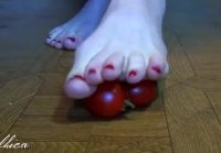 81 FOOT CRUSH AND TOMATOES Trample bare feet pom